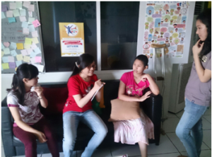 Elvira sedang mengajar Irvi. Ada saya dan Winarti juga ><