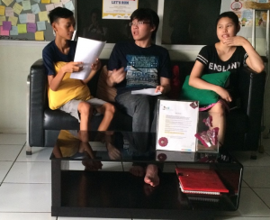 Brandon sedang mengajar Irvi dan temannya:D