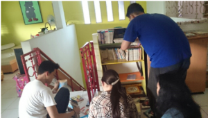 Lagi rapihin rak buku :D